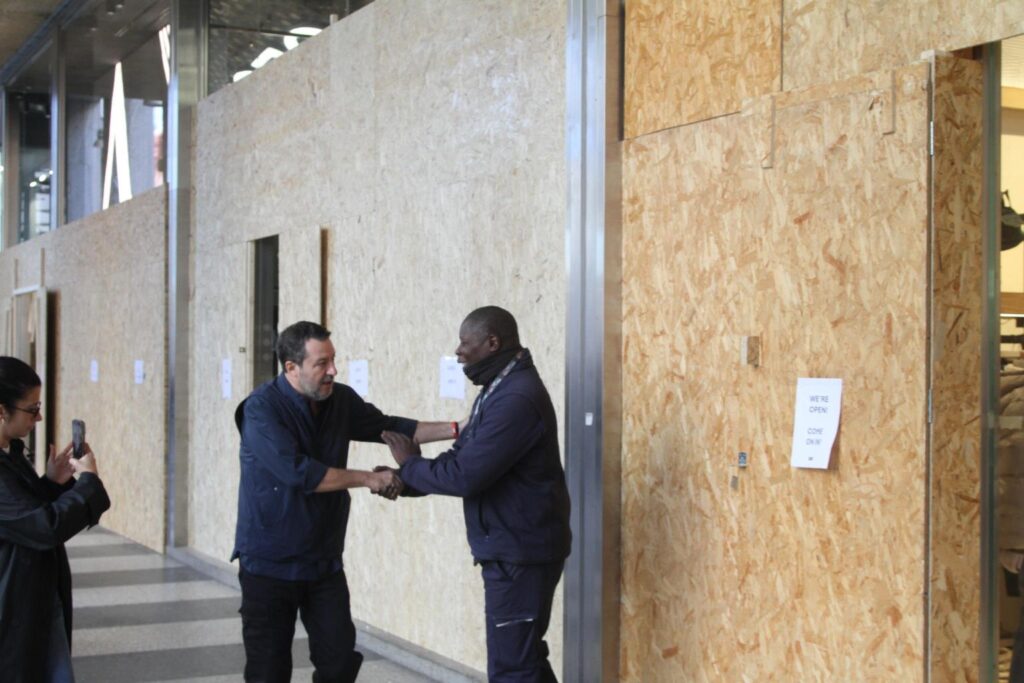 Salvini in centro a Milano incontra i commercianti e i parà