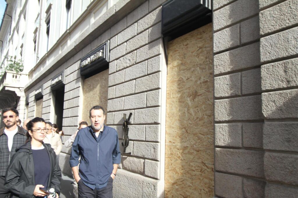 Salvini in centro a Milano incontra i commercianti e i parà