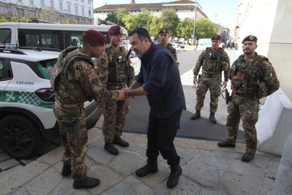 Salvini in centro a Milano incontra i commercianti e i parà