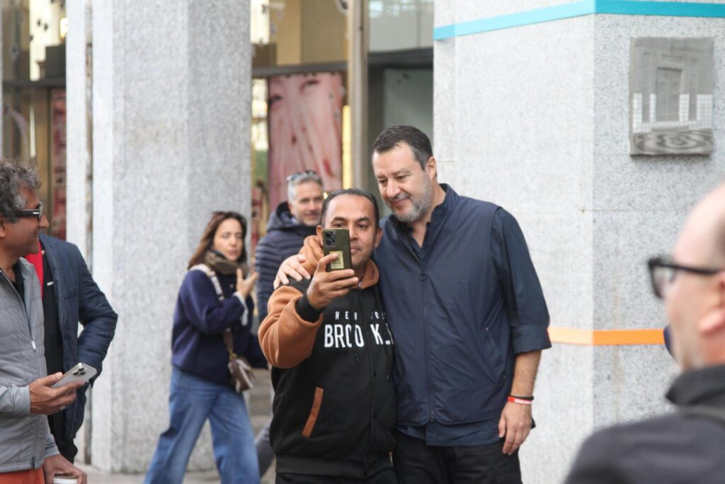 Salvini in centro a Milano incontra i commercianti e i parà