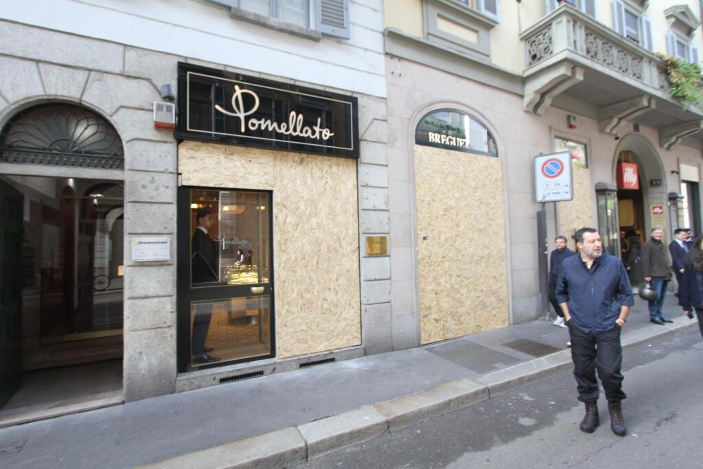 Salvini in centro a Milano incontra i commercianti e i parà