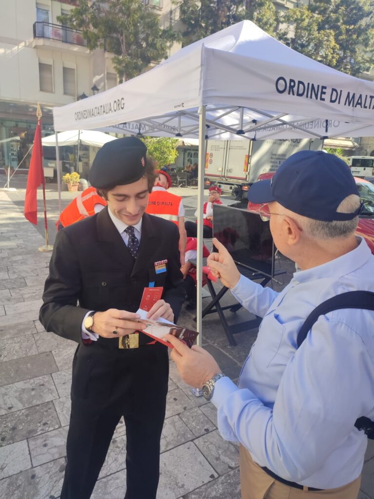 Un_barelliere_consegna_una_locandina_