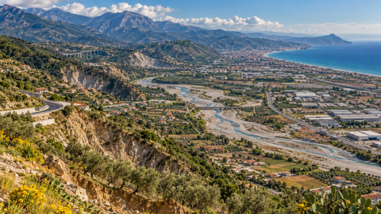 Valle costiera mediterranea tra montagne e mare