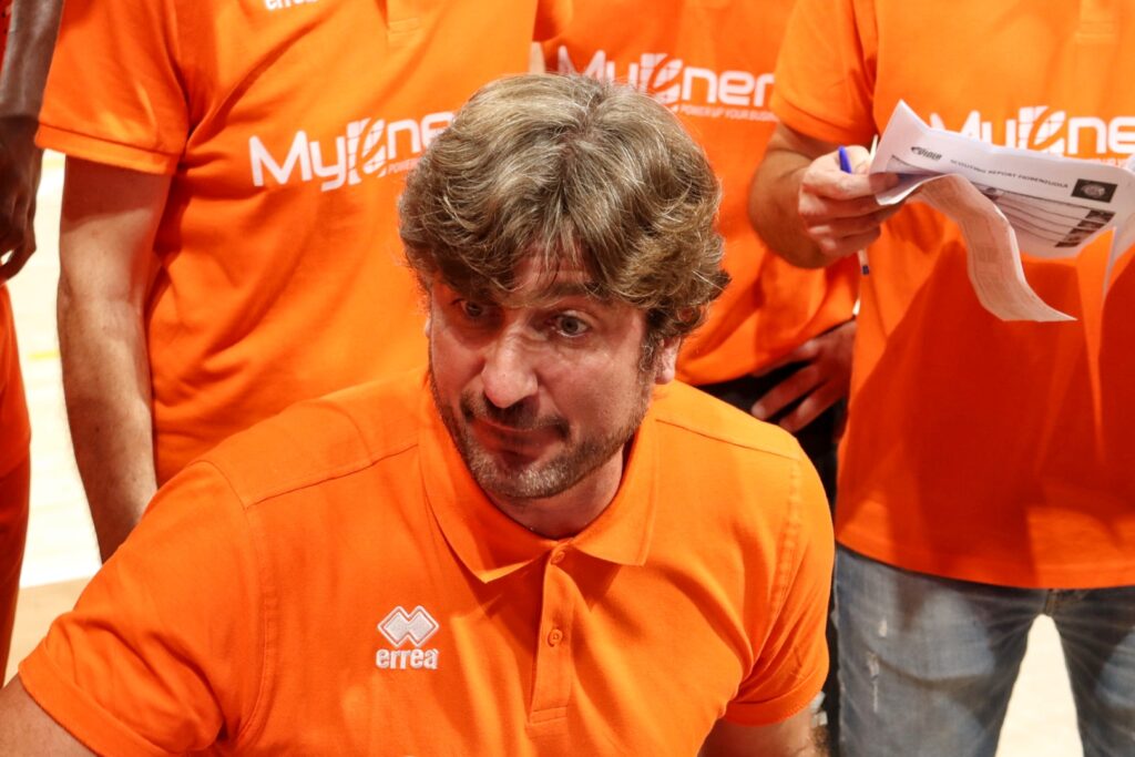 Coach Carrea