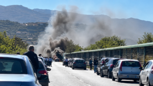 auto in fiamme vicino lo svincolo di arangea
