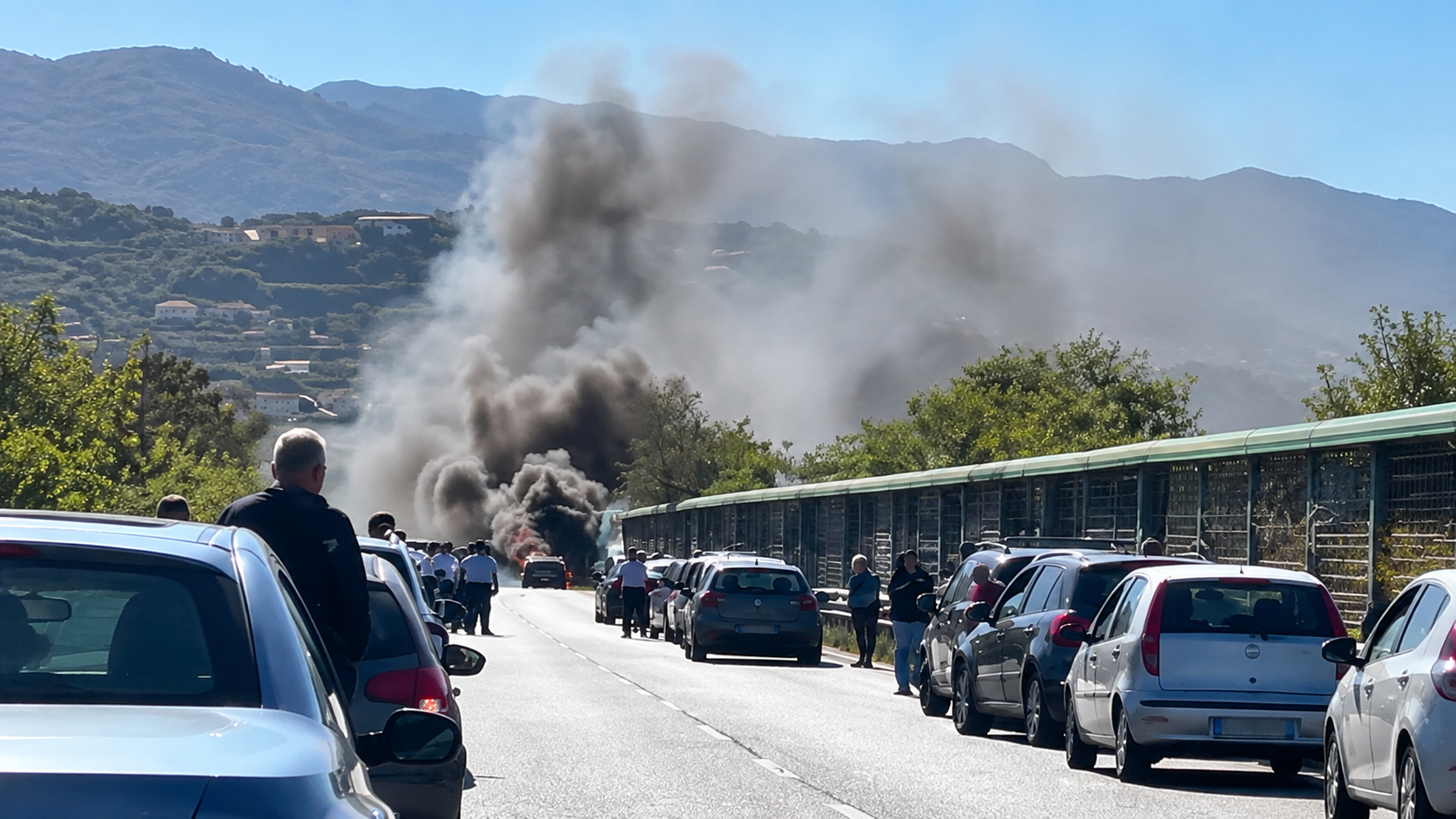 auto in fiamme vicino lo svincolo di arangea