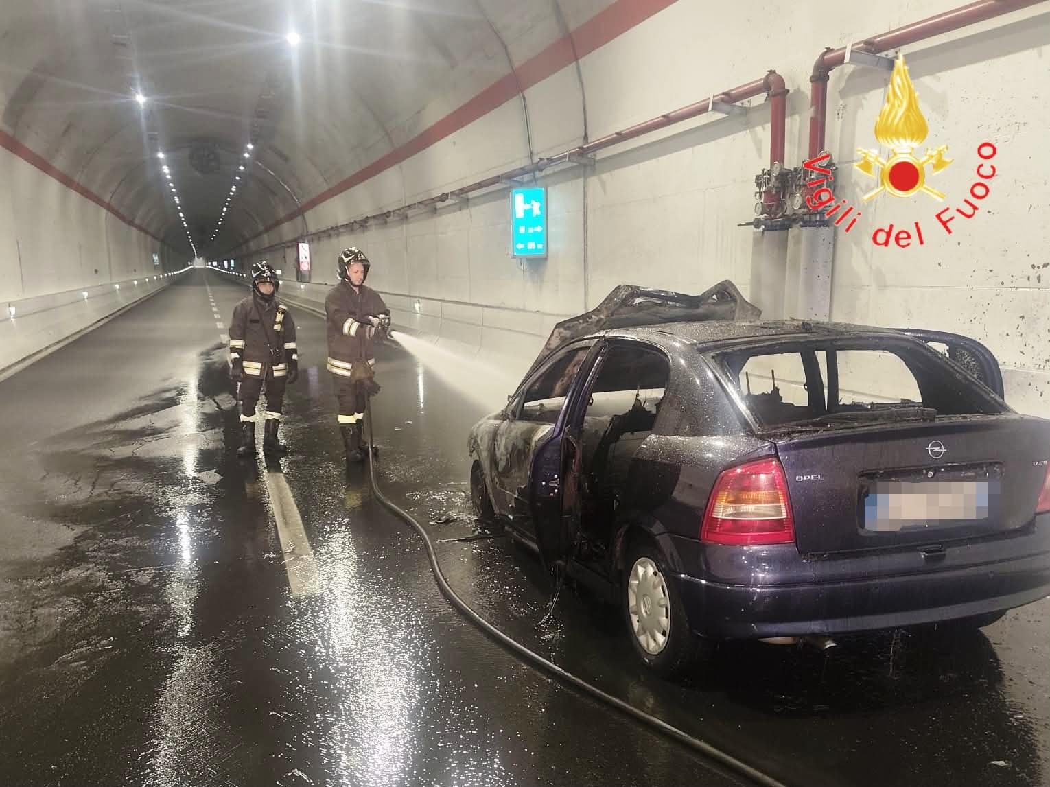 Catanzaro, auto in fiamme nella galleria Sansinato: disagi sulla SS 280