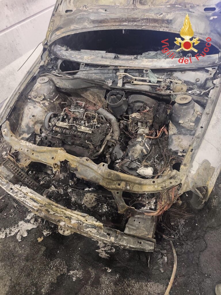 auto incendiata