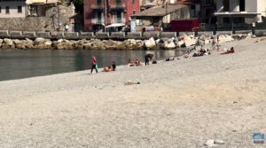 bagnanti a mare a scilla il 30 ottobre