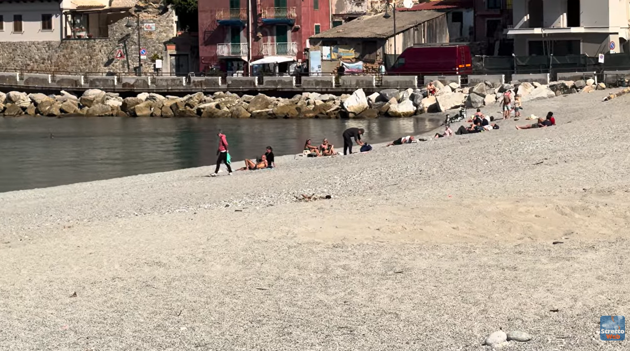 bagnanti a mare a scilla il 30 ottobre