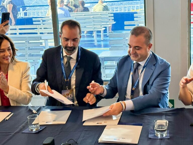 Reggio Calabria e Messina, firmato lo storico accordo: nasce il progetto dell’Agenzia Unica dello Stretto. L’aeroporto Minniti sarà lo scalo delle due città | FOTO e VIDEO