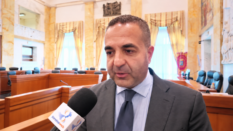 Ponte sullo Stretto, Cannizzaro accelera sulle grandi opere per Reggio Calabria: “recuperiamo il tempo perduto, progetti strategici per aeroporto e ferrovie” | INTERVISTA