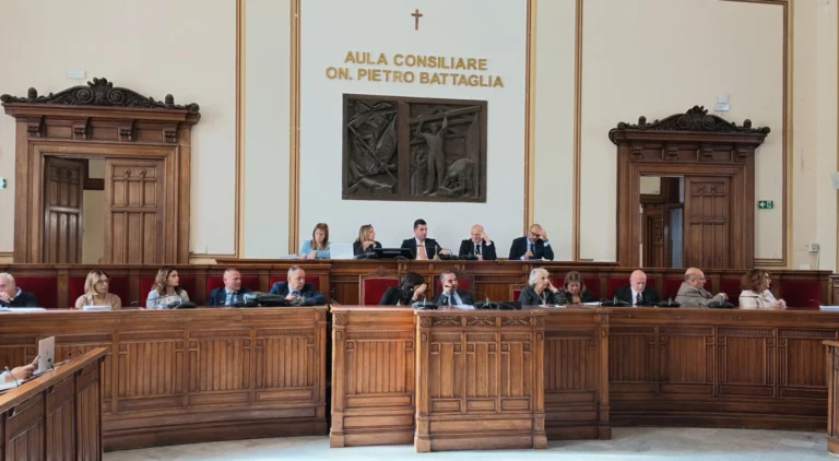 Reggio Calabria, approvato il bilancio consolidato 2025: risultato positivo di 90 milioni. Focus su Castore e debiti fuori bilancio | VIDEO