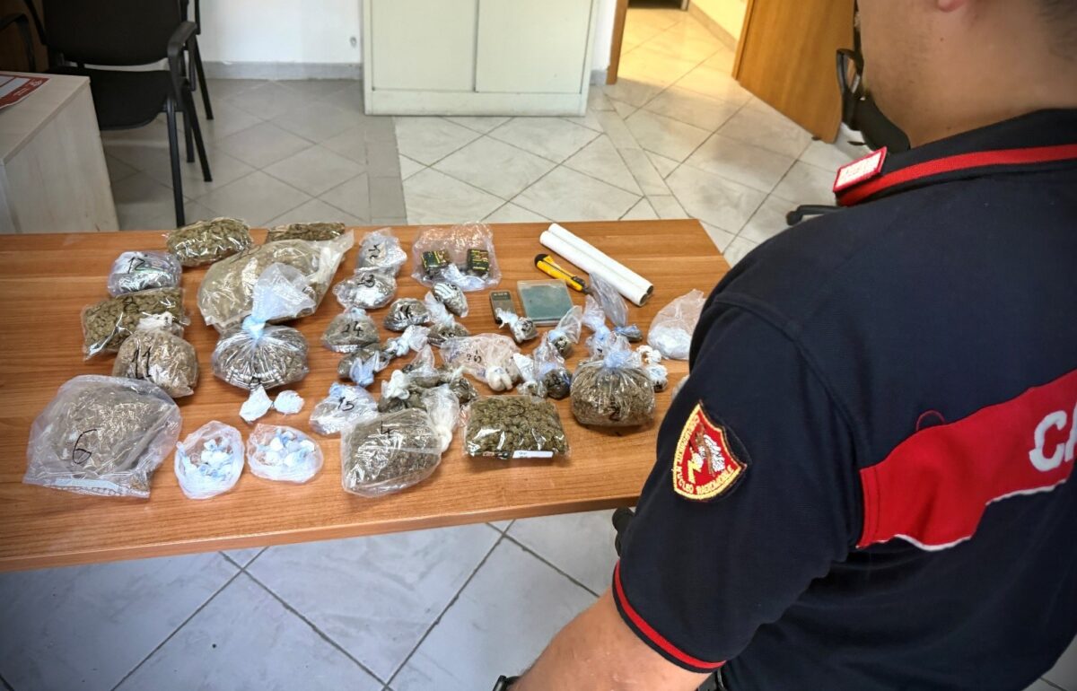 Sostanze e materiale sequestrati, fotografia dei Carabinieri pubblicata da StrettoWeb