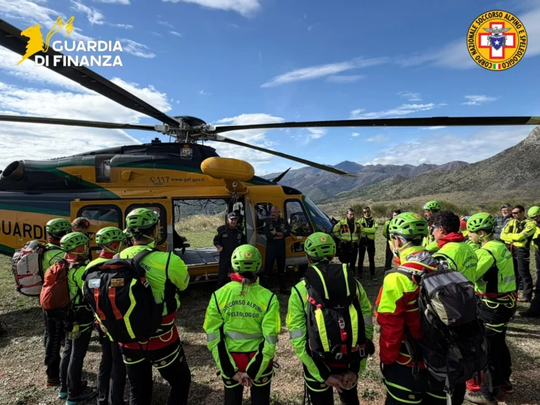 Castrovillari, soccorsi in alta montagna con gli elicotteri: maxi esercitazione della Guardia di Finanza e del Soccorso Alpino | FOTO e VIDEO