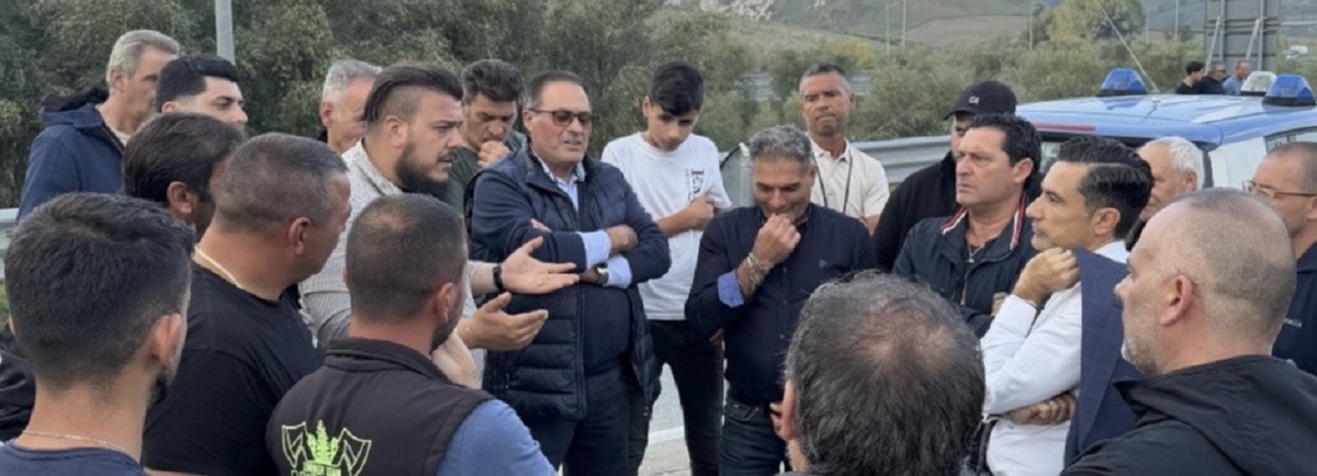 Calabria, protesta contro il caro carburanti: Furgiuele al presidio di Vazzano, 