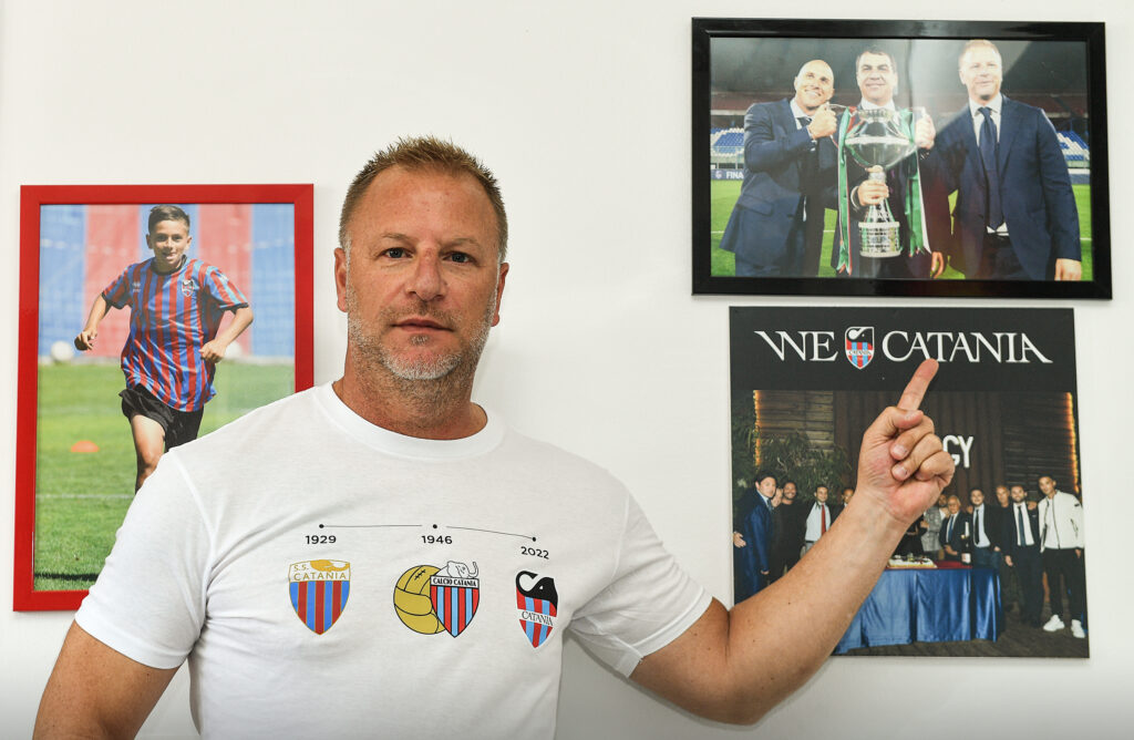 grella indossa la maglia celebrativa dopo riacquisizione logo catania