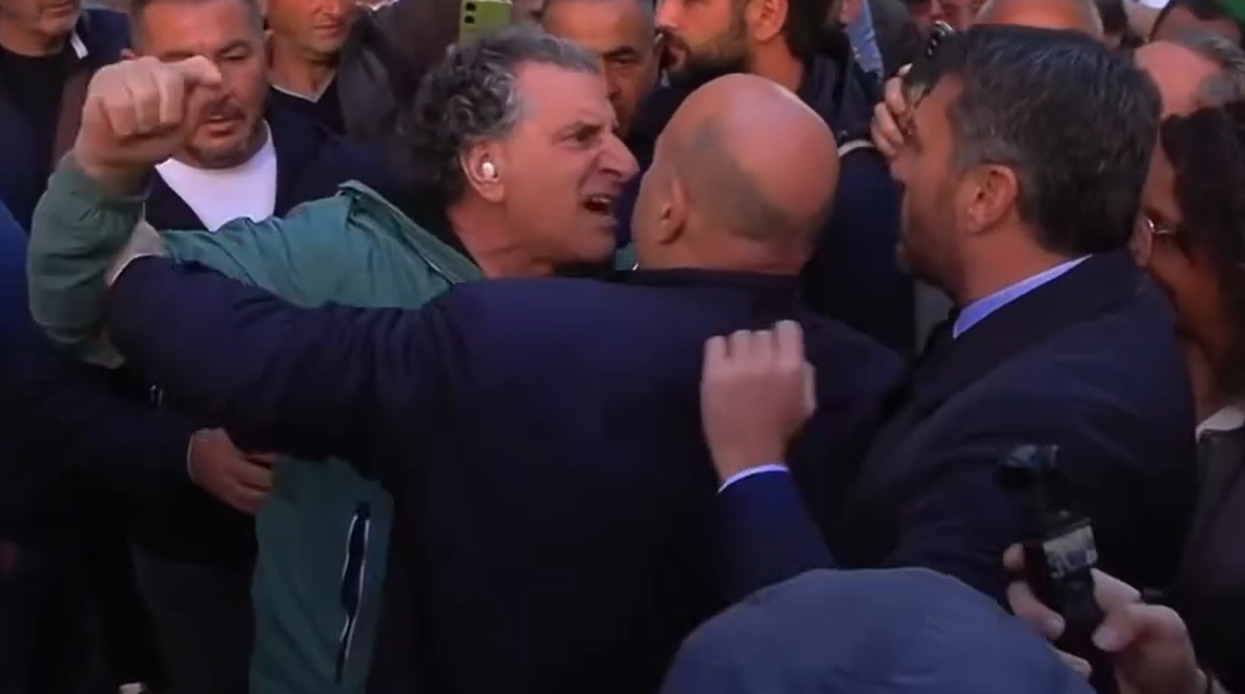 manifestante calabrese contro nicola irto a crotone