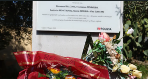 mazzo di fiori reggina alla stele di capaci