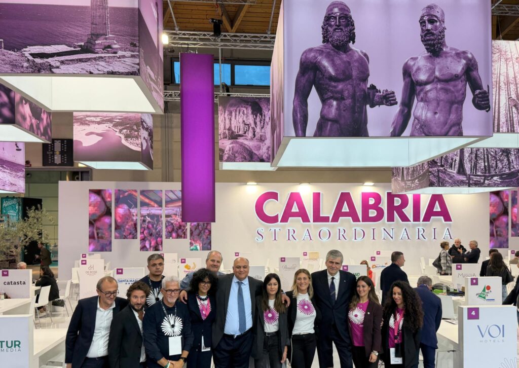 ministro mazzi in visita allo stand di calabria straordinaria al ttg di rimini