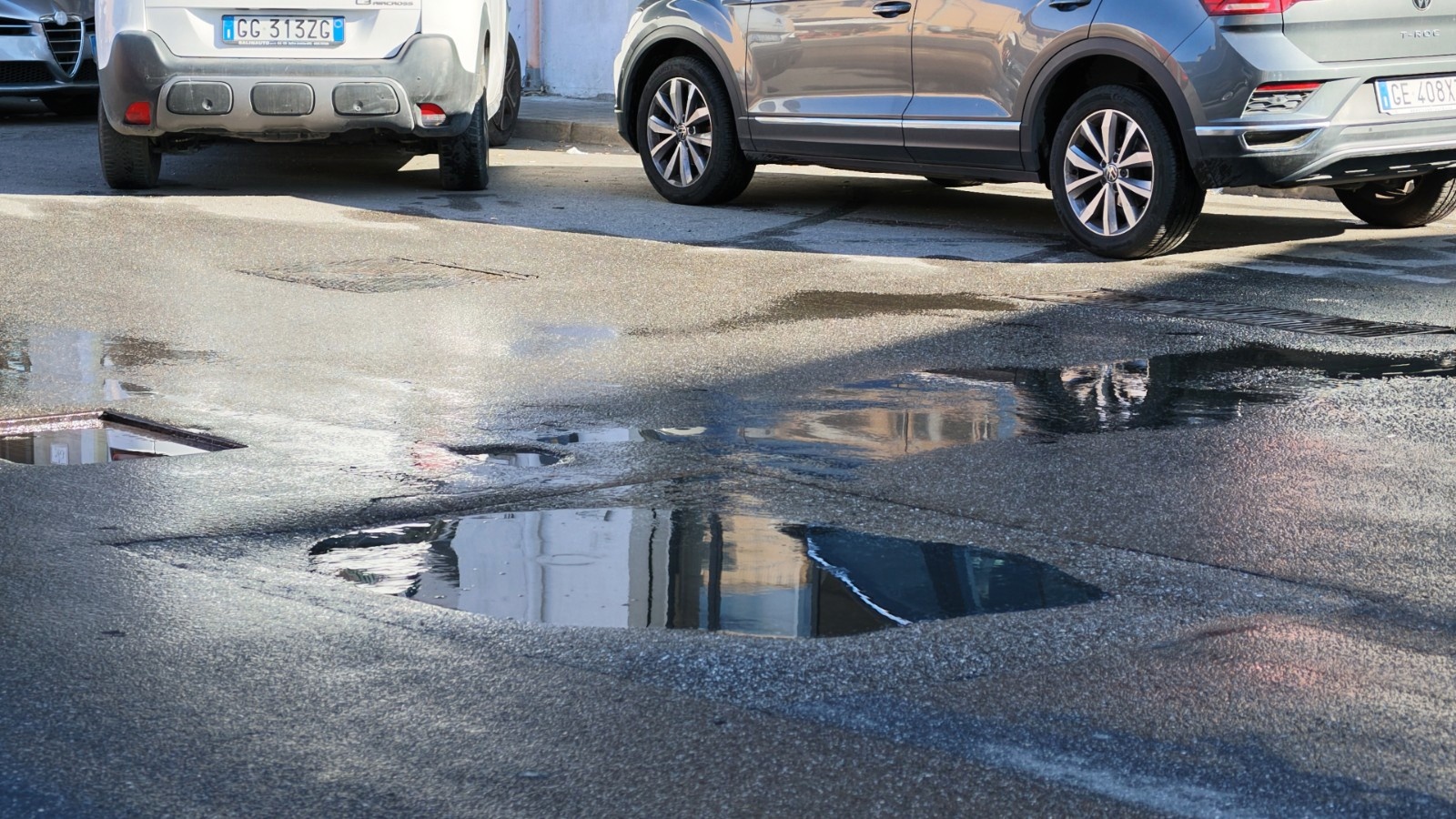 Reggio Calabria, tre perdite d’acqua in 300 metri a Ravagnese Superiore: “strada