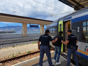 polfer ferma una persona pronta a salire sul treno