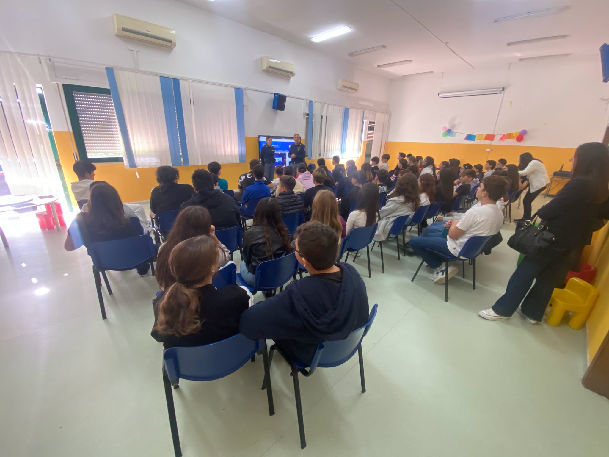 Crotone, cyberbullismo, ricatti sessuali e pericoli dello smartphone: la Polizia