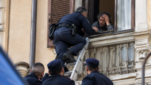poliziotto salva uomo dalla finestra