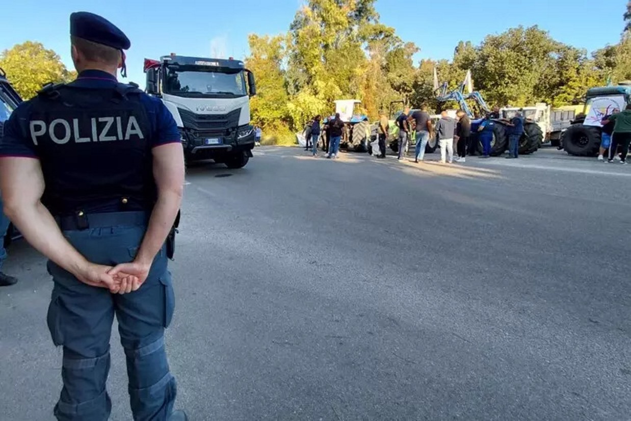 Caro carburante, esplode la protesta in Calabria: camion alla Cittadella e autoc