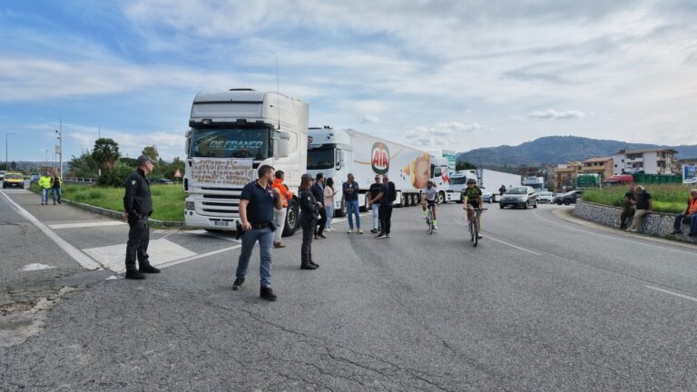 Reggio Calabria, la protesta dei camionisti a Gallico: l’appello a Cannizzaro e la rabbia degli autotrasportatori | FOTO e VIDEO