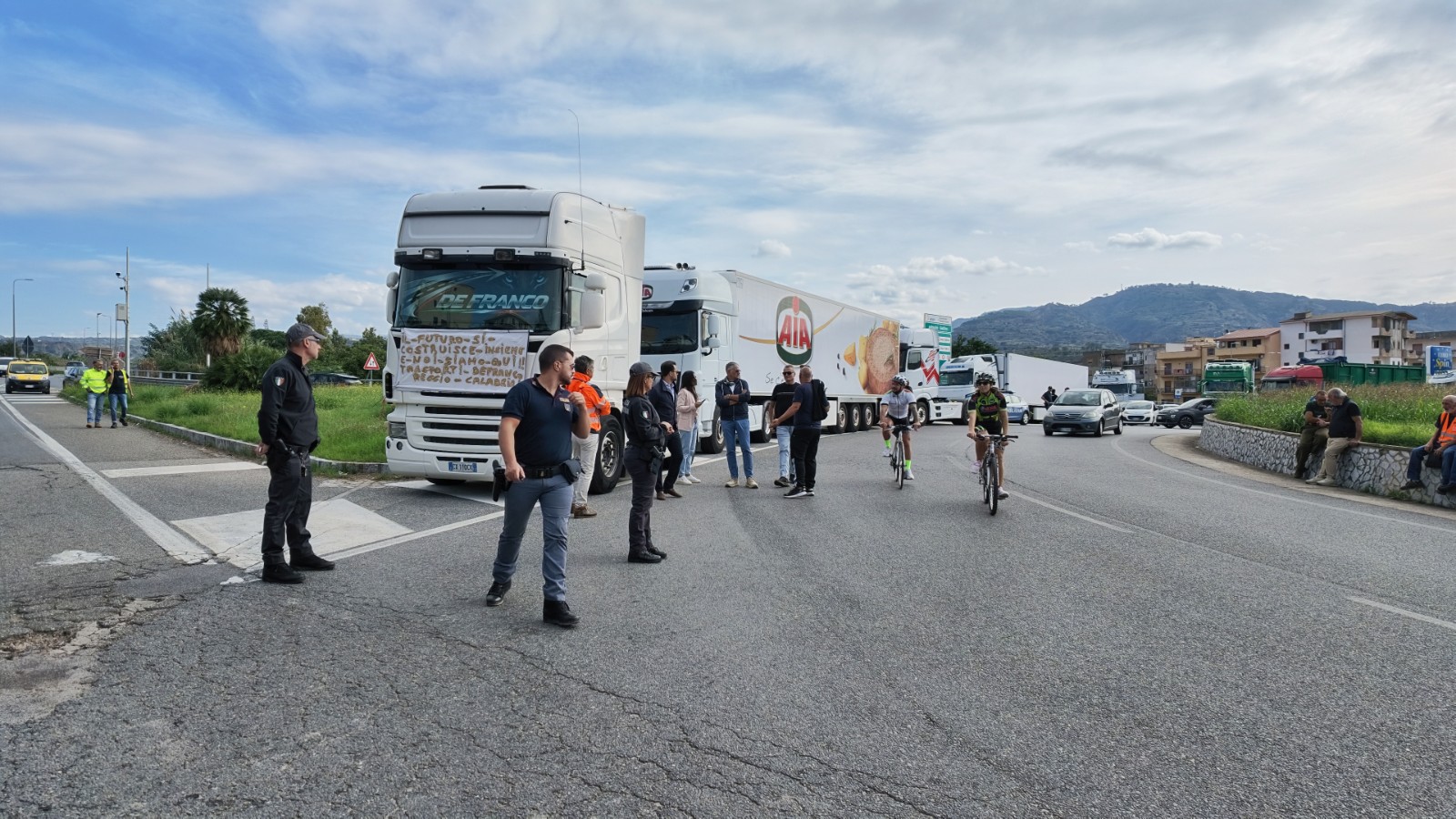 Reggio Calabria, la protesta dei camionisti a Gallico: l’appello a Cannizzaro e 