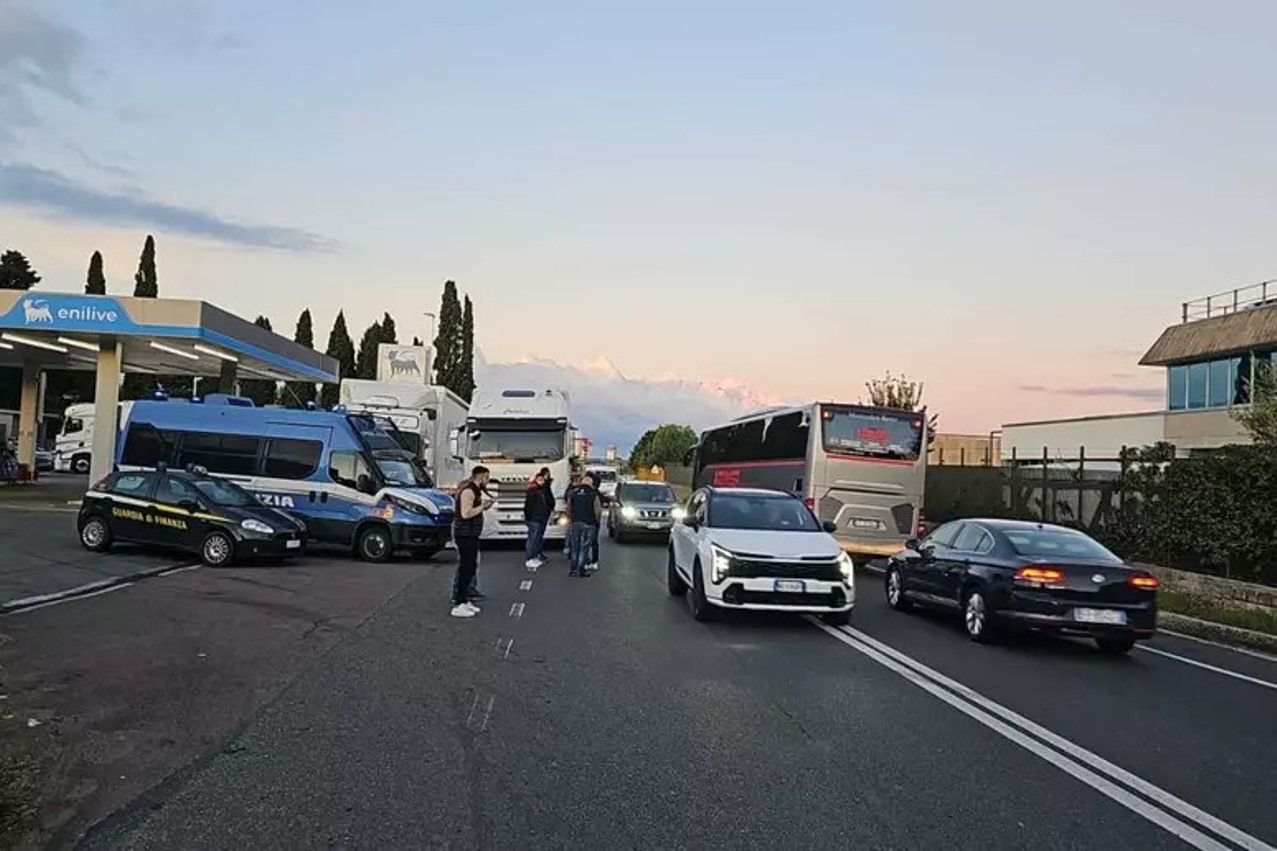 Calabria, scatta la protesta dei Tir contro il caro carburante: 15 presidi, disa