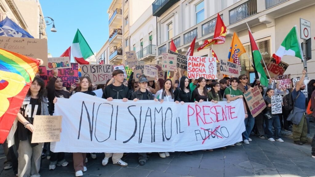 Sciopero generale, Reggio Calabria scende in piazza: mille studenti e lavoratori in corteo, cresce la protesta | FOTO e VIDEO