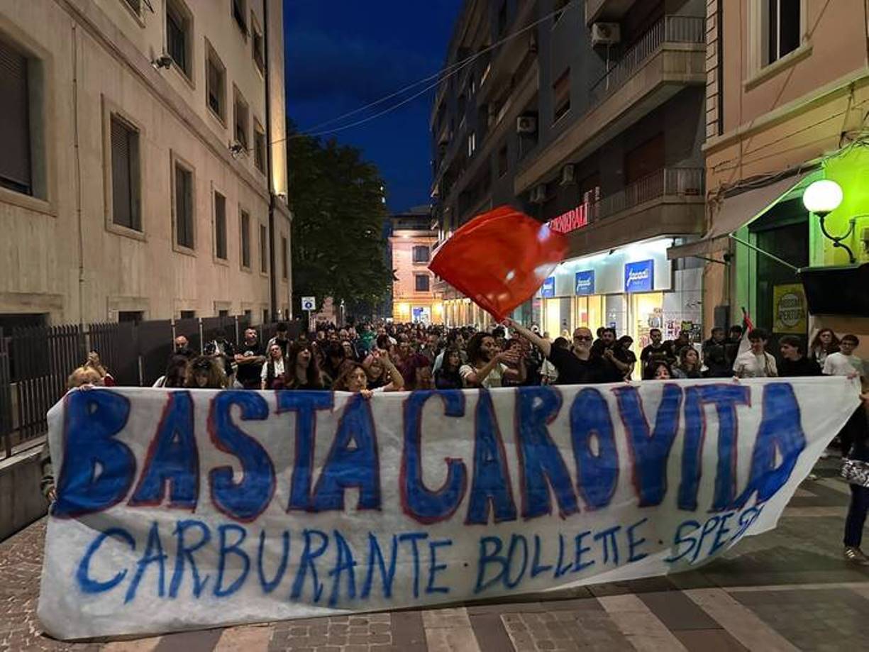 Cosenza, protesta contro il caro carburante: letame davanti alla Prefettura e tr
