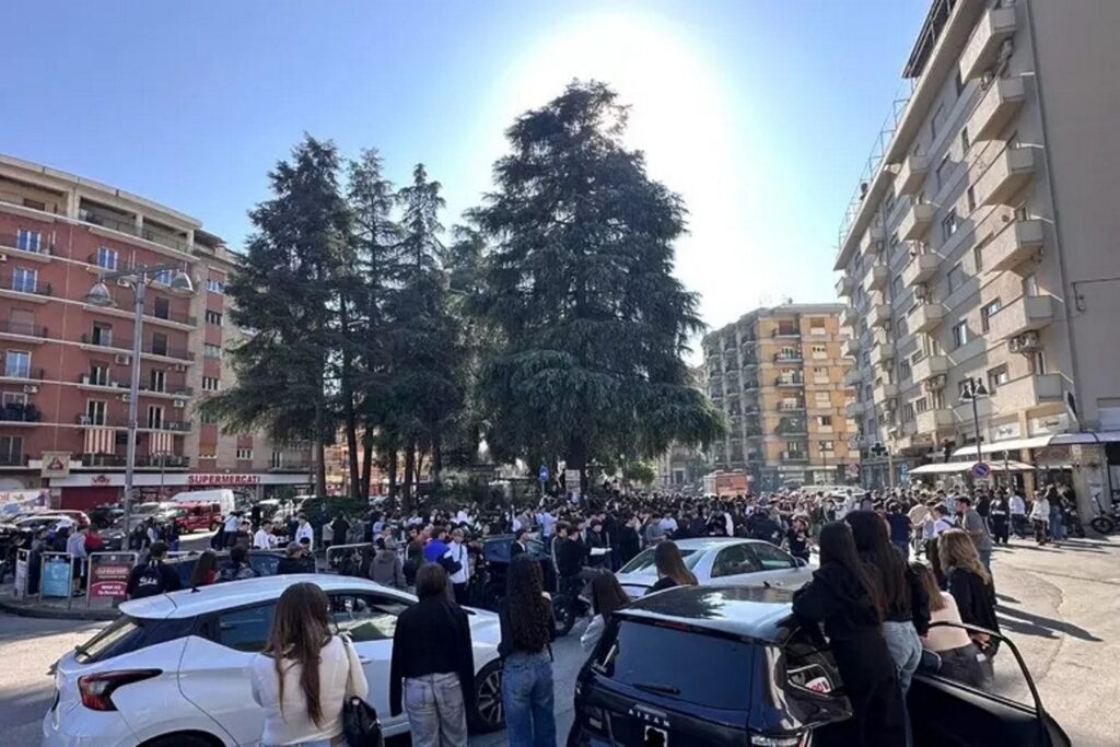proteste caro carburante studenti cosenza