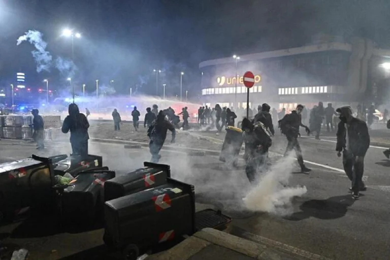 Cortei in tutta Italia, alta tensione a Roma, Milano e Torino: cariche della polizia, negozi chiusi e decine di fermati | FOTO e VIDEO