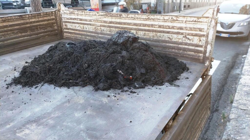 pulizia grate e caditoie in via De Nava
