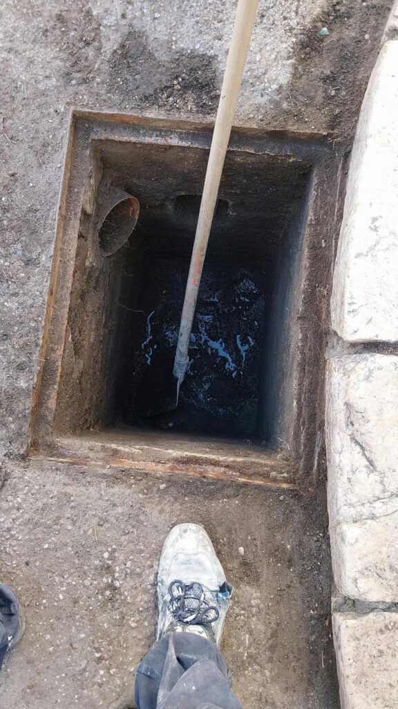 pulizia grate e caditoie in via De Nava