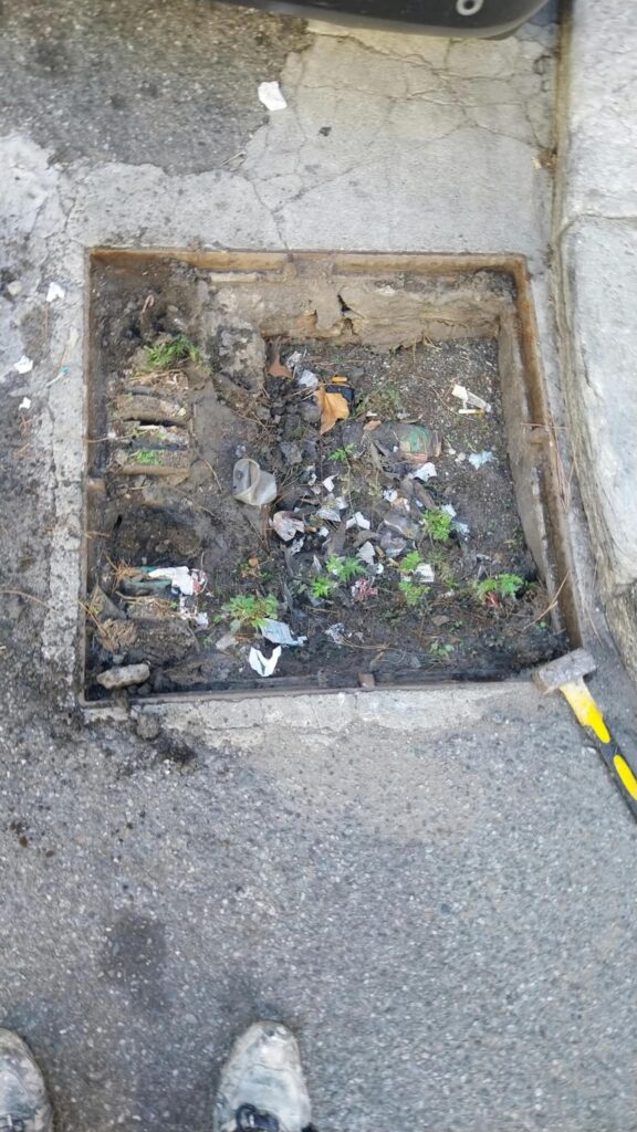 pulizia grate e caditoie in via De Nava