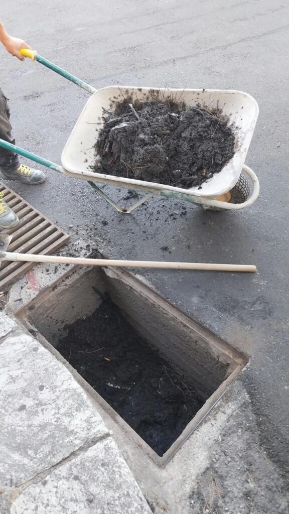 pulizia grate e caditoie in via De Nava