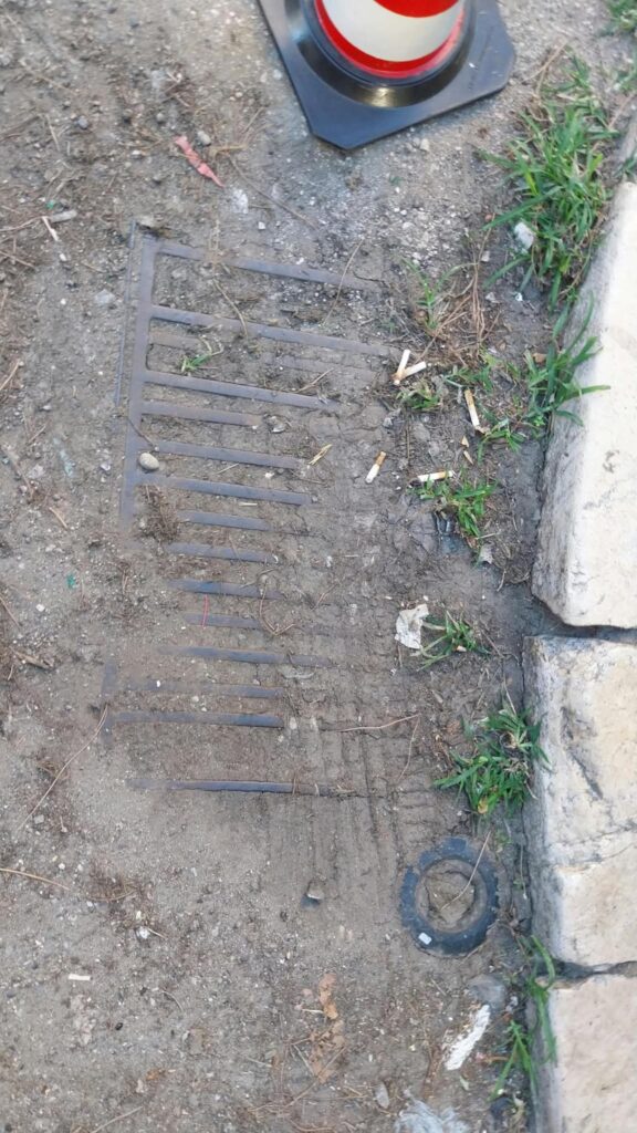 pulizia grate e caditoie in via De Nava