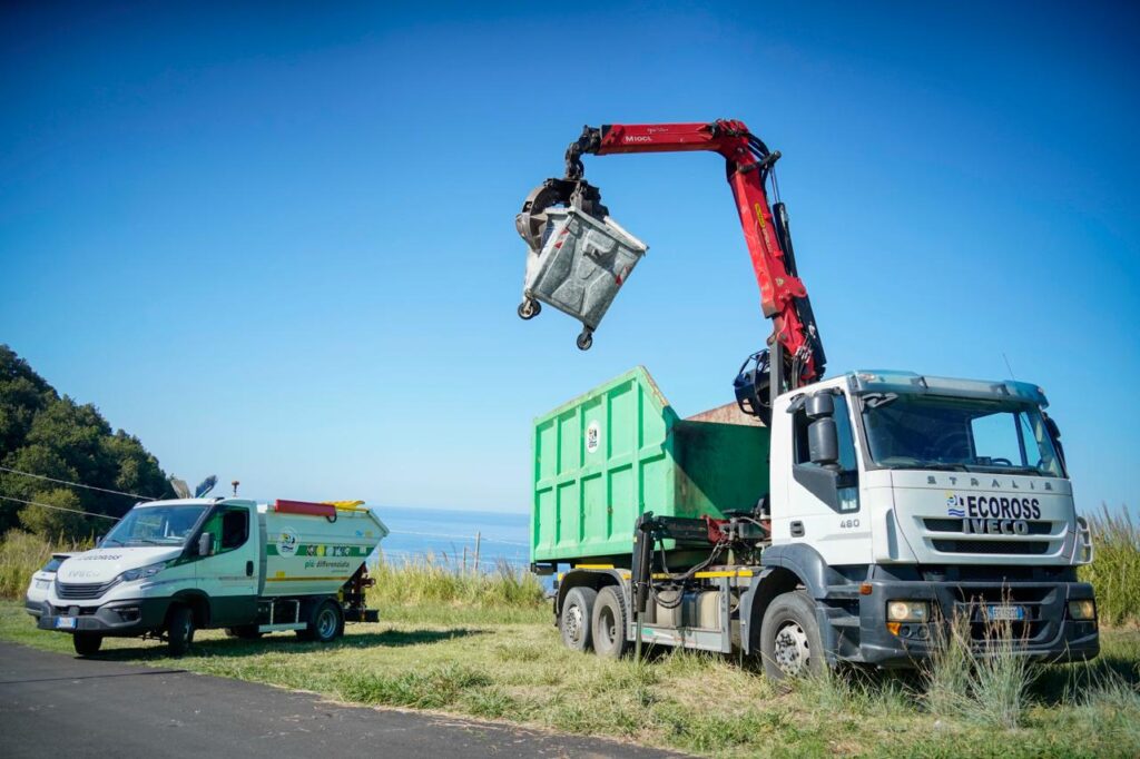 rimossi i cassonetti dalle contrade belvedere marittimo