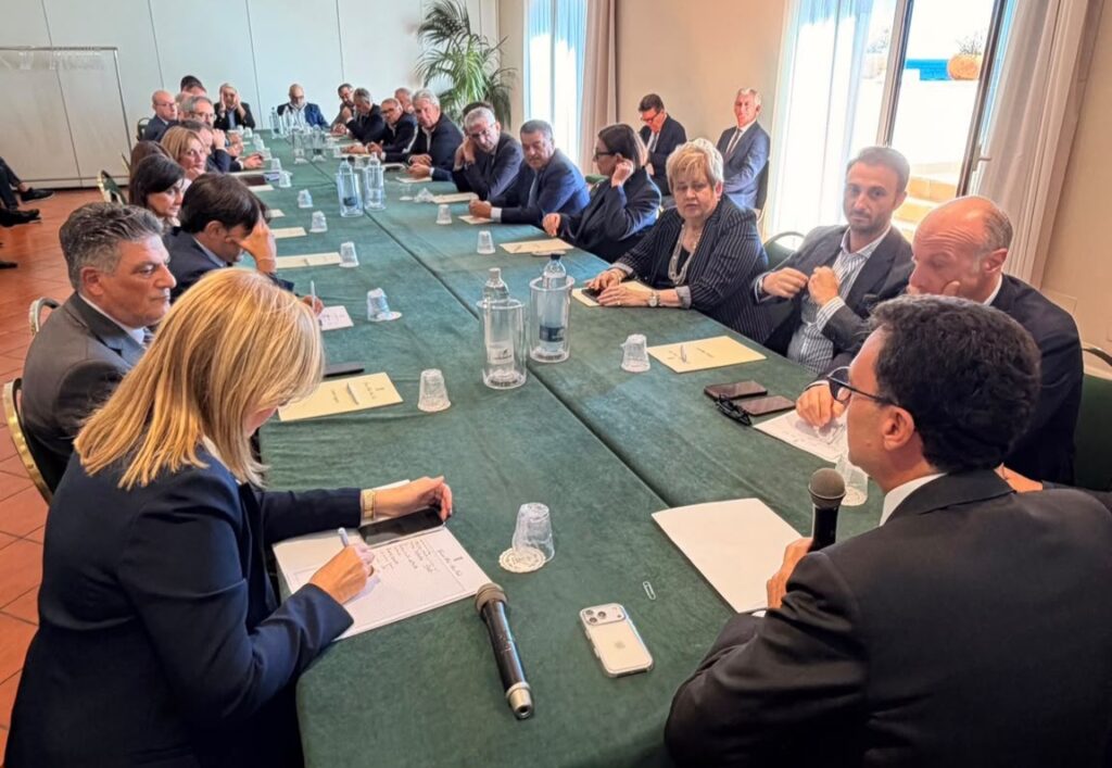 riunione sindaci siciliani di forza italia ad aci castello