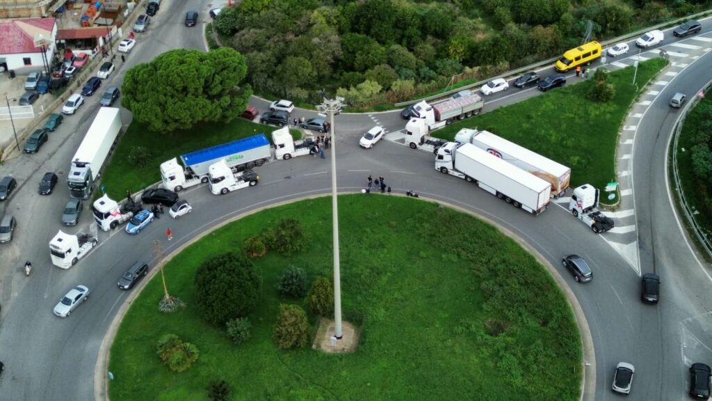 rotatoria gallico protesta autotrasportatori caro carburante