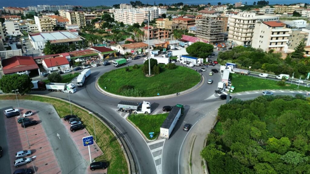 rotatoria gallico protesta autotrasportatori caro carburante