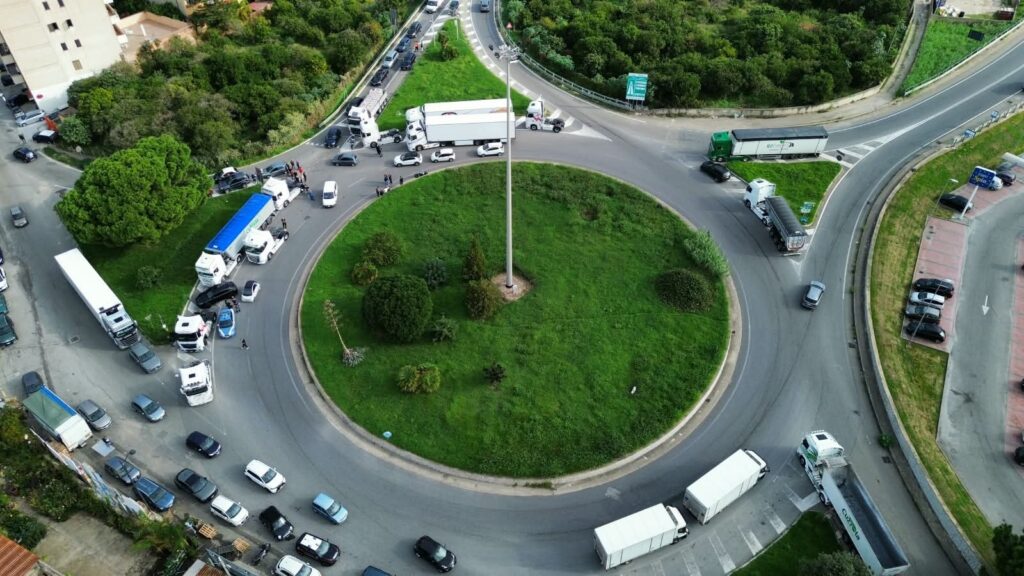 rotatoria gallico protesta autotrasportatori caro carburante