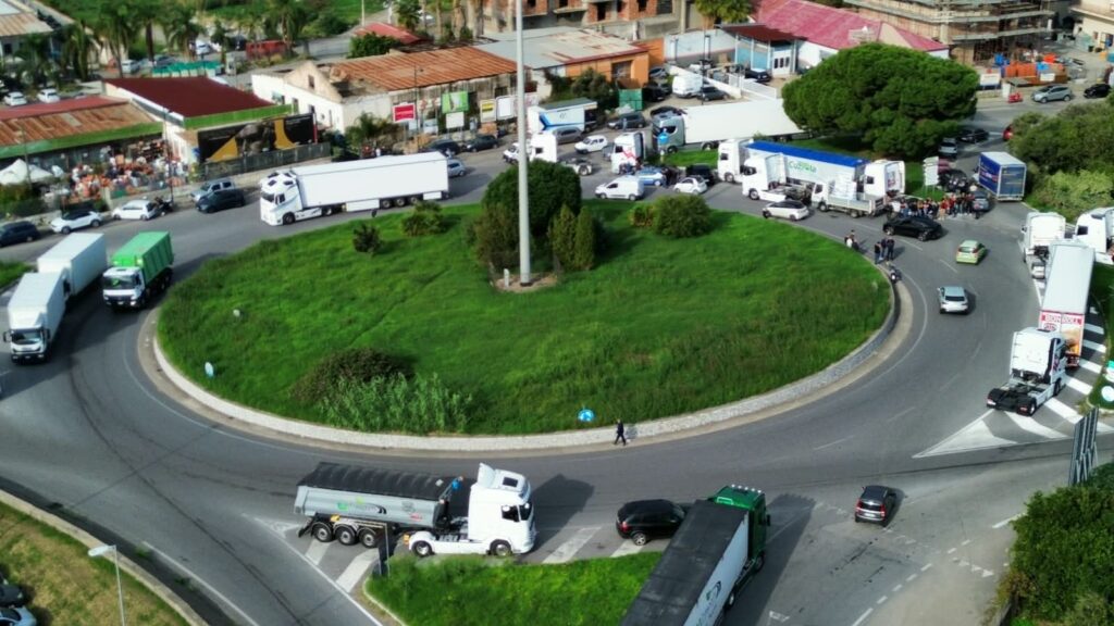 rotatoria gallico protesta autotrasportatori caro carburante