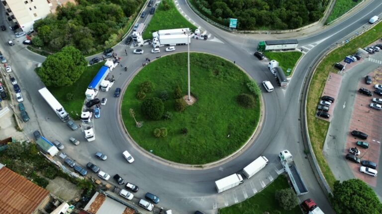 La protesta degli autotrasportatori è arrivata anche a Reggio Calabria: presidio in corso allo svincolo di Gallico, rischio paralisi | FOTO e VIDEO