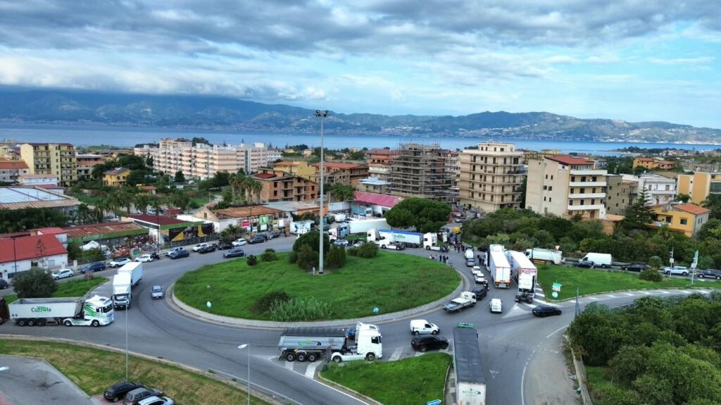 rotatoria gallico protesta autotrasportatori caro carburante