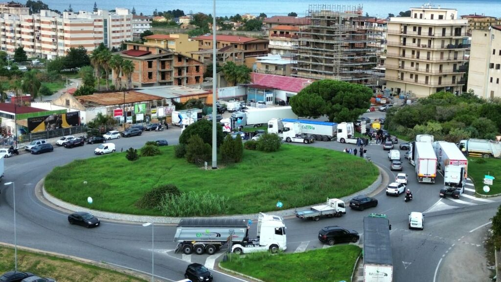 rotatoria gallico protesta autotrasportatori caro carburante